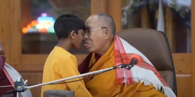 Kritik an Dalai Lamas Verhalten: Entschuldigung für umstrittenes Zungen-Video