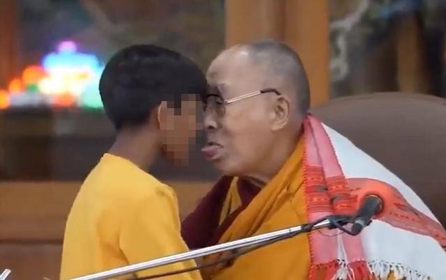 Virales Video: Dalai Lama bittet Jungen, seine Zunge zu lutschen