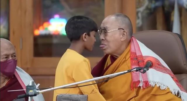 Kontroverse um Dalai Lamas Aufforderung zum Zungenlutschen