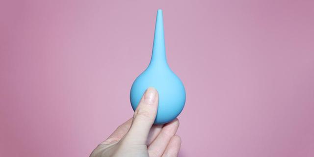 Hausmittel gegen Verstopfung: Wie Sie mit einer selbstgemachten Darmspülung Abhilfe schaffen können Hausmittel gegen Verstopfung: Wie Sie mit einer selbstgemachten Darmspülung Abhilfe schaffen können