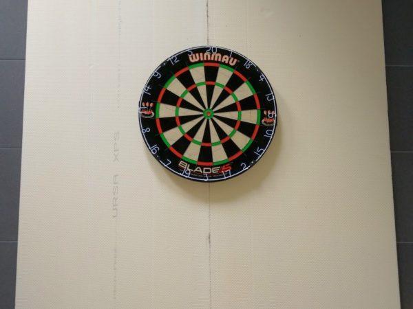 Günstige und flexible Alternative: Eigenbau-Wandschutz für Dartscheibe mit Hartschaumplatten
