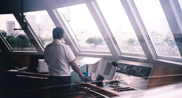 Spitzenverdiener auf dem Schiff: Das Gehalt eines Kreuzfahrtkapitäns im Fokus Spitzenverdiener auf dem Schiff: Das Gehalt eines Kreuzfahrtkapitäns im Fokus