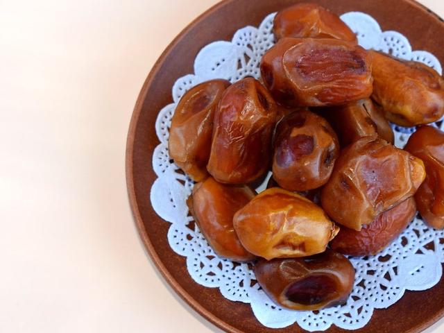 Vegane Alternative zu Honig: Dattelsirup ganz einfach zubereiten Vegane Alternative zu Honig: Dattelsirup ganz einfach zubereiten