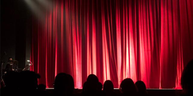 Der Kampf um Relevanz: Das Theater in Zeiten von neuen Medien und Rechtspopulismus Der Kampf um Relevanz: Das Theater in Zeiten von neuen Medien und Rechtspopulismus