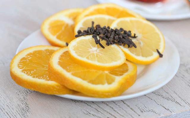 Tipps und Tricks: Wie man sich vor Mückenstichen beim Draußensitzen schützt Tipps und Tricks: Wie man sich vor Mückenstichen beim Draußensitzen schützt