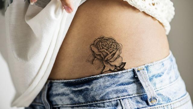 Rosen-Tattoos: Symbolik und Bedeutung der verschiedenen Farben Rosen-Tattoos: Symbolik und Bedeutung der verschiedenen Farben