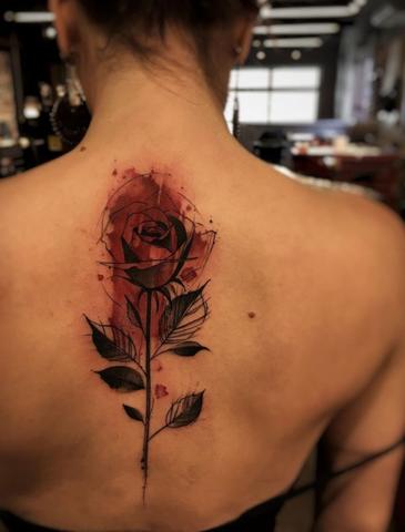 Von Leidenschaft bis Vergänglichkeit: Die tiefgründige Bedeutung von Rosen-Tattoos Von Leidenschaft bis Vergänglichkeit: Die tiefgründige Bedeutung von Rosen-Tattoos