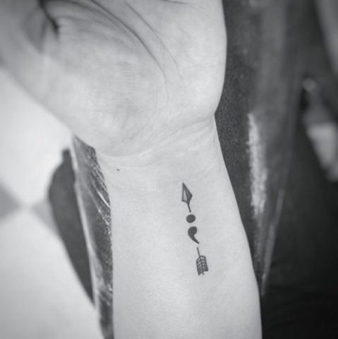 Das Semikolon-Tattoo: Ein Zeichen der Stärke und des Zusammenhalts Das Semikolon-Tattoo: Ein Zeichen der Stärke und des Zusammenhalts