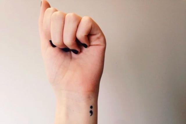 Tattoo-Symbole und ihre tiefere Bedeutung: Das Semikolon als Symbol für Hoffnung Tattoo-Symbole und ihre tiefere Bedeutung: Das Semikolon als Symbol für Hoffnung