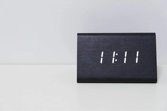 Schutzengel oder psychologisches Phänomen? Die Deutungen von 11:11 Schutzengel oder psychologisches Phänomen? Die Deutungen von 11:11