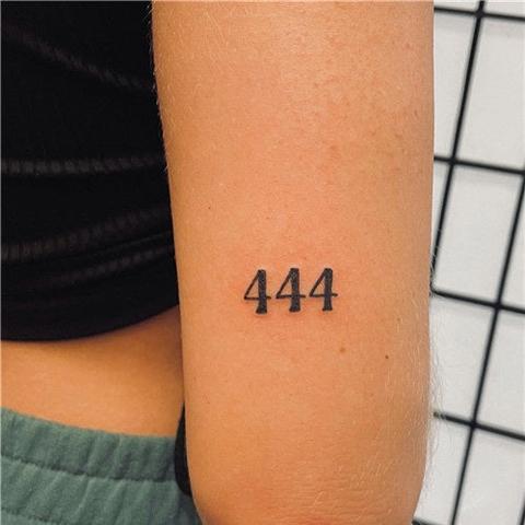 444 Tattoo Designs: Kreative Möglichkeiten, die Bedeutung auszudrücken 444 Tattoo Designs: Kreative Möglichkeiten, die Bedeutung auszudrücken