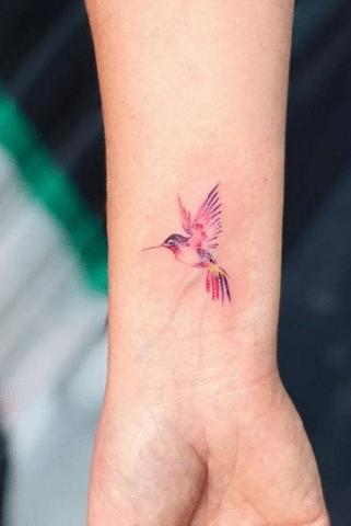 Individualisierung durch ein Kolibri Tattoo: Größe, Platzierung und Stil