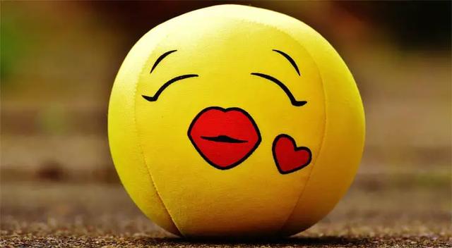 Die Macht des Kuss-Smileys 😗: Zeige Liebe und Zuneigung in deinen Nachrichten