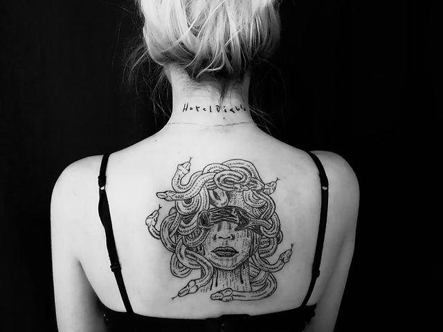 Das Medusa-Tattoo als Zeichen der Verarbeitung von traumatischen Erfahrungen Das Medusa-Tattoo als Zeichen der Verarbeitung von traumatischen Erfahrungen