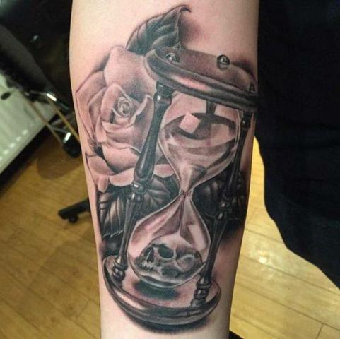 Sanduhr Tattoo: Symbolik und Inspiration für die Gestaltung