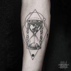 Sanduhr Tattoo Trends 2022: Farbenfrohe Designs und minimalistische Motive