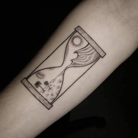 Die vielfältige Bedeutung des Sanduhr Tattoos: Zeit, Natur, und mehr