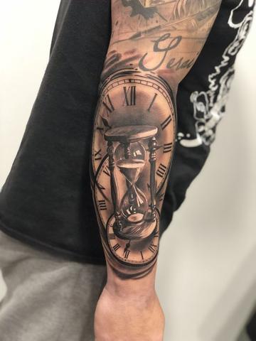 Sanduhr Tattoo Ideen und Motive: Inspiration für Ihre nächste Tätowierung