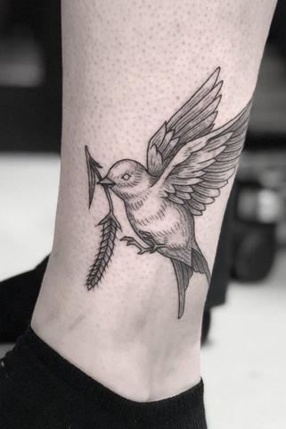 Tattoos mit Schwalbenmotiv: Erfolg, Hoffnung und traditionelle Bedeutungen Tattoos mit Schwalbenmotiv: Erfolg, Hoffnung und traditionelle Bedeutungen