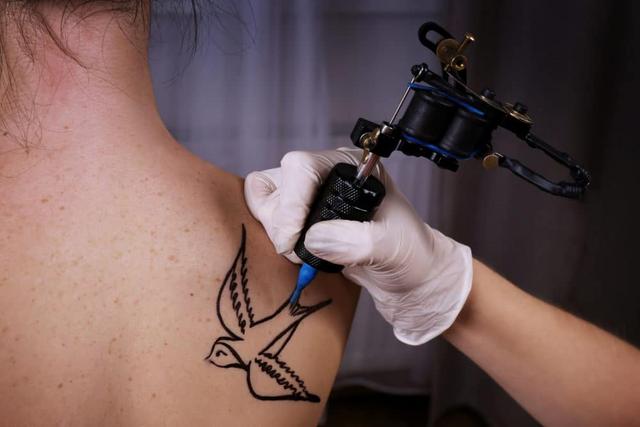 Schwalben-Tattoo: Glücksbringer, Partnerschaft und Erinnerung Schwalben-Tattoo: Glücksbringer, Partnerschaft und Erinnerung