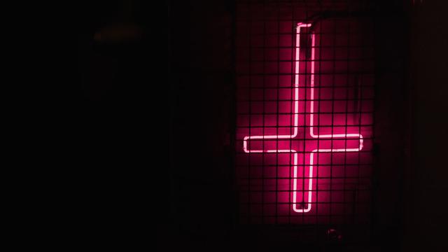 6. Umgedrehtes Kreuz als Symbol für Ablehnung der kirchlichen Institutionen 6. Umgedrehtes Kreuz als Symbol für Ablehnung der kirchlichen Institutionen