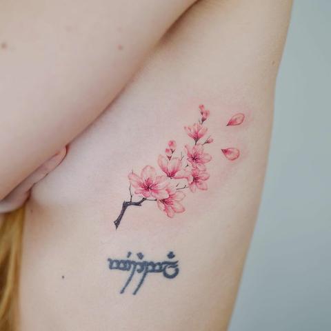 Von Freundschaft bis Samurai: Die tiefgründige Bedeutung eines Kirschblüten-Tattoos Von Freundschaft bis Samurai: Die tiefgründige Bedeutung eines Kirschblüten-Tattoos