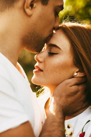 Der emotionale Wert eines Kusses auf die Stirn: Eine liebevolle Geste erklärt Der emotionale Wert eines Kusses auf die Stirn: Eine liebevolle Geste erklärt