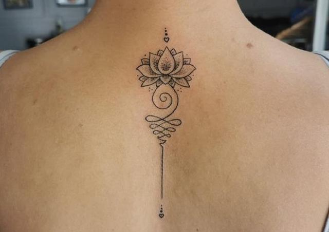 Das Unalome Tattoo: Eine Darstellung des Erwachens und der Weisheit Das Unalome Tattoo: Eine Darstellung des Erwachens und der Weisheit