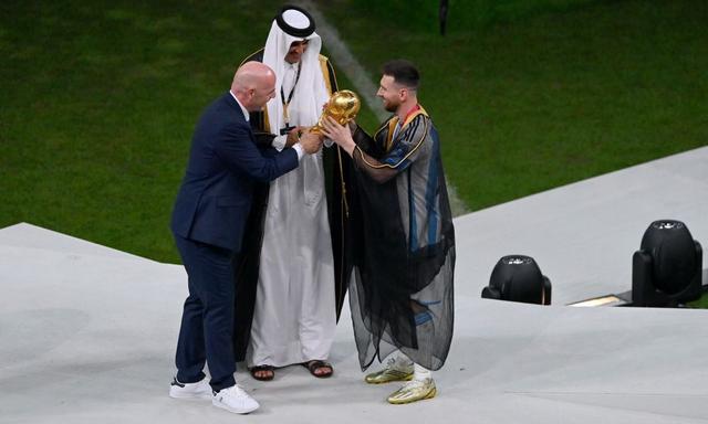 Messi im Fokus: Warum wurde er während der Pokalfeier im Bischt statt im Trikot gezeigt? Messi im Fokus: Warum wurde er während der Pokalfeier im Bischt statt im Trikot gezeigt?