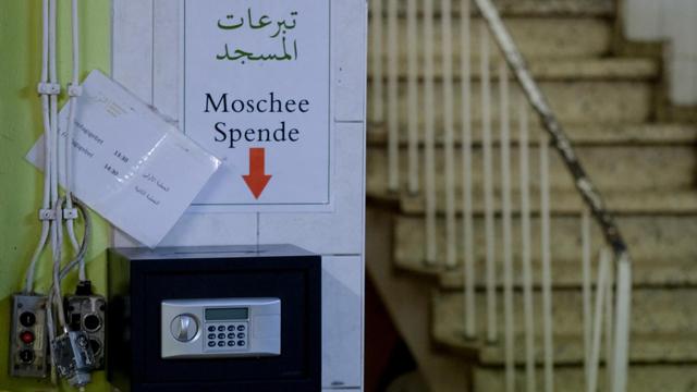 Almosen in verschiedenen Religionen: Eine Übersicht über die religiöse Pflicht des Gebens und Teilens Almosen in verschiedenen Religionen: Eine Übersicht über die religiöse Pflicht des Gebens und Teilens