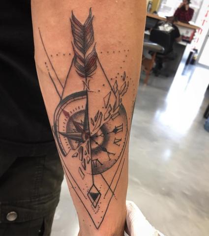 5. Ein Kompass Tattoo als Erinnerung an Zuhause und Wurzeln 5. Ein Kompass Tattoo als Erinnerung an Zuhause und Wurzeln