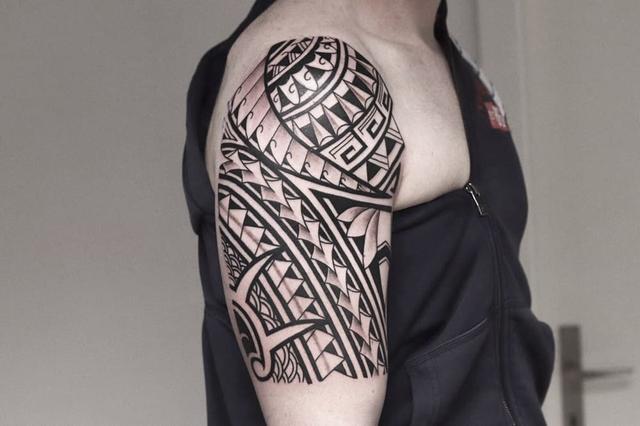 Kiri Tuhi vs. Ta Moko: Unterschiede und Bedeutungen von Maori Tattoos am Arm Kiri Tuhi vs. Ta Moko: Unterschiede und Bedeutungen von Maori Tattoos am Arm