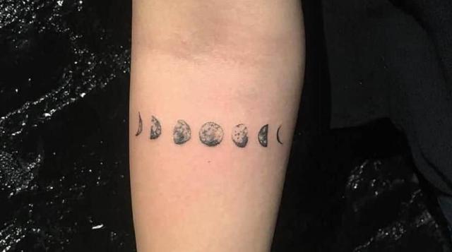 Die verborgene Botschaft der Mond-Tattoos: Eine symbolträchtige Wahl Die verborgene Botschaft der Mond-Tattoos: Eine symbolträchtige Wahl