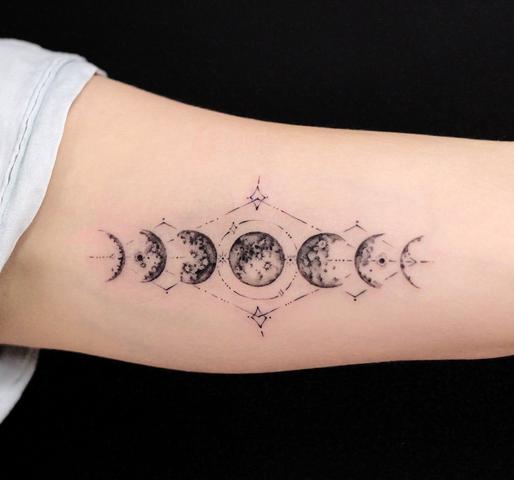 Mond-Tattoos: Die verschiedenen Bedeutungen der Mondphasen erklärt Mond-Tattoos: Die verschiedenen Bedeutungen der Mondphasen erklärt