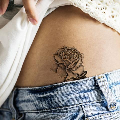 Von Leidenschaft bis Vergänglichkeit: Die tiefgründige Symbolik von Rosen-Tattoos