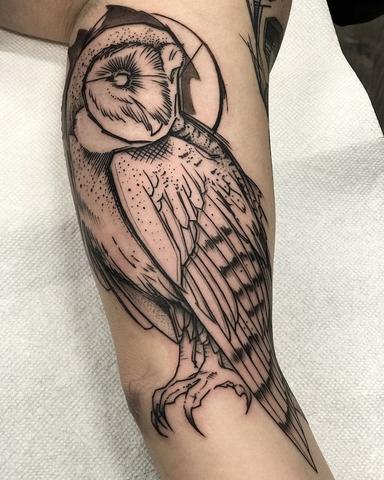 Mystische Vogel-Tattoos: Die Symbolik von Eulen und Raben