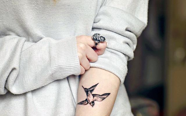 Die Bedeutung von Vogel-Tattoos: Symbolik und Interpretation Die Bedeutung von Vogel-Tattoos: Symbolik und Interpretation