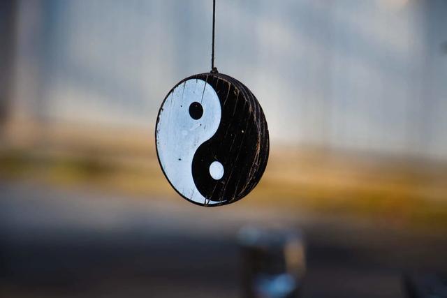 Yin und Yang in der Liebe: Das Zusammenspiel von Gegensätzen für eine erfüllte Partnerschaft Yin und Yang in der Liebe: Das Zusammenspiel von Gegensätzen für eine erfüllte Partnerschaft