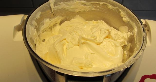Einfache Zubereitung von selbstgemachter Butter im Thermomix Einfache Zubereitung von selbstgemachter Butter im Thermomix