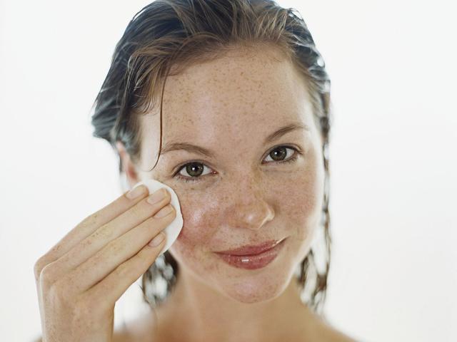 Peeling für jeden Hauttyp: Gesichtspeeling selber herstellen