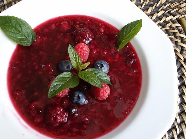 3. Klassische Kirsch-Kaltschale: Schnelles Rezept zum Selbermachen 3. Klassische Kirsch-Kaltschale: Schnelles Rezept zum Selbermachen