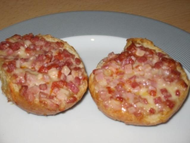 Leckeres Rezept für selbstgemachte Pizzabrötchen mit Schinken und Salami