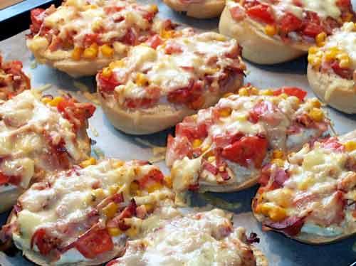 Leckeres Rezept für selbstgemachte Pizzabrötchen mit Schinken und Salami