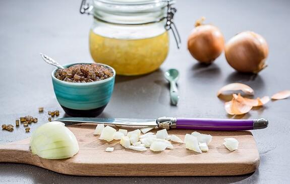 Husten lindern mit Hausmitteln: Tee, Milch und Zwiebelsaft