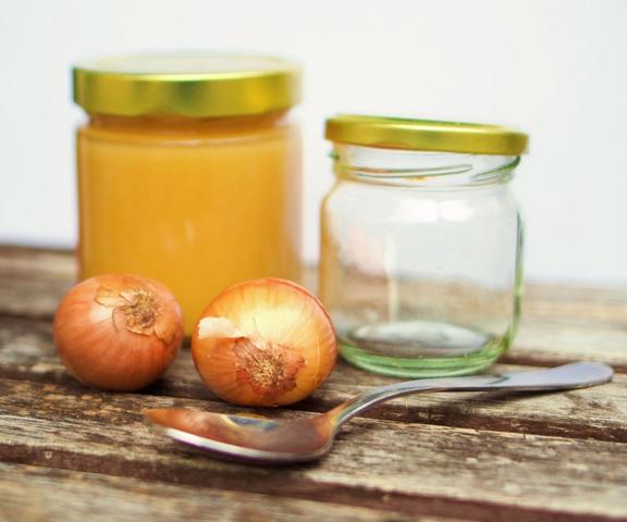 Effektive Hausmittel gegen Reizhusten: Tee, Milch mit Ingwer und Honig, Zwiebel und Kandis