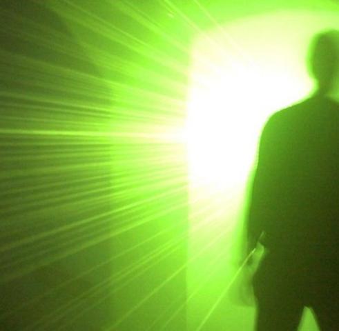 Lichtspiegelung oder Beweis für ein Leben nach dem Tod? Das rätselhafte Bild einer verstorbenen Seele.