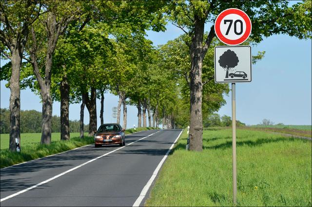 Faktoren, die zum Abkommen von der Straße führen können