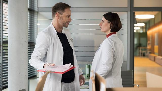 "Letzte Episode vor der Pause: Dr. Schulte und Dr. Hoffmann in emotionalen Konflikten" "Letzte Episode vor der Pause: Dr. Schulte und Dr. Hoffmann in emotionalen Konflikten"