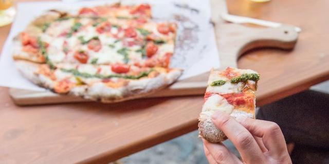 Pinsa oder Pizza? Der Unterschied liegt im Teig