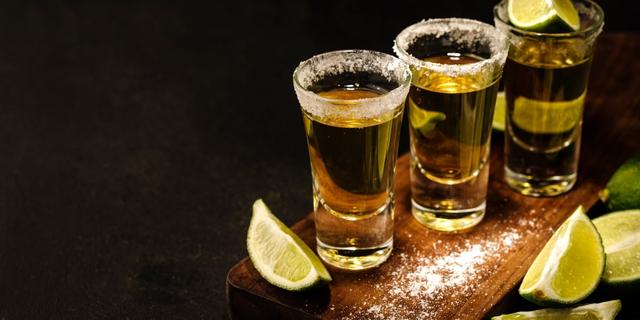 Tequila trinken wie ein Mexikaner: Pur, mit Salz oder in Cocktails? Tequila trinken wie ein Mexikaner: Pur, mit Salz oder in Cocktails?